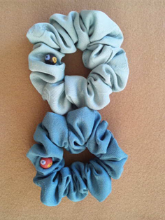 イルカデザイン「IUCNと藍染めのコラボ」一点ずつ手作り「生葉染めのシュシュ」7月26日に販売！【河口湖ステラシアター会場にて】